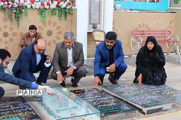 حضور مشاورمعاون پرورشی وزارت آموزش وپرورش در گلزاری شهدای کرمان