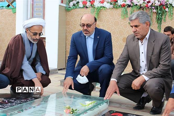 حضور مشاورمعاون پرورشی وزارت آموزش وپرورش در گلزاری شهدای کرمان