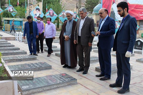 حضور مشاورمعاون پرورشی وزارت آموزش وپرورش در گلزاری شهدای کرمان