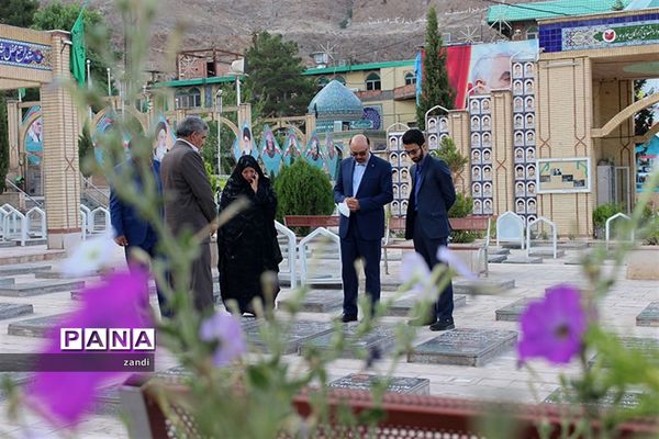 حضور مشاورمعاون پرورشی وزارت آموزش وپرورش در گلزاری شهدای کرمان