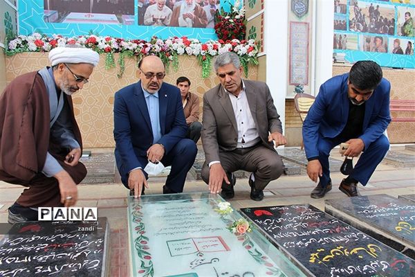 حضور مشاورمعاون پرورشی وزارت آموزش وپرورش در گلزاری شهدای کرمان