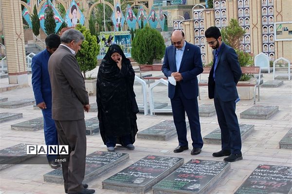 حضور مشاورمعاون پرورشی وزارت آموزش وپرورش در گلزاری شهدای کرمان