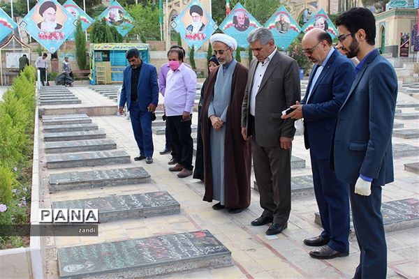 حضور مشاورمعاون پرورشی وزارت آموزش وپرورش در گلزاری شهدای کرمان