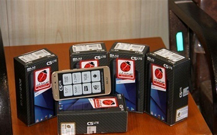 اهدای 5 دستگاه تلفن هوشمند همراه به دانش آموزان بی بضاعت توسط معلم سیرجانی