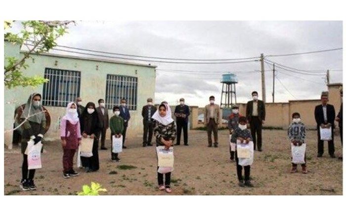 توزیع بسته‌های آموزشی و بهداشتی به دانش آموزان مناطق روستایی زنجان
