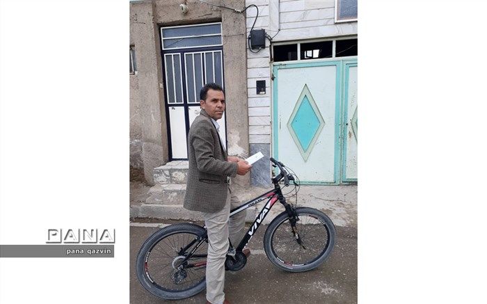 دوچرخه جزوه‌رسان آقا عبدالله، پای کار مقابله با کرونا‌