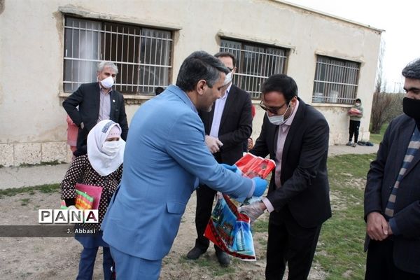 توزیع بسته‌های آموزشی توسط مدیر‌کل آموزش و پرورش استان زنجان در مناطق محروم