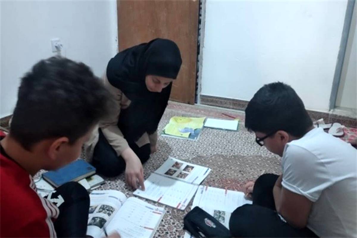 حضور دانش آموزان در منزل معلم  اسلامشهری به دلیل عدم امکان حضوردر شبکه شاد