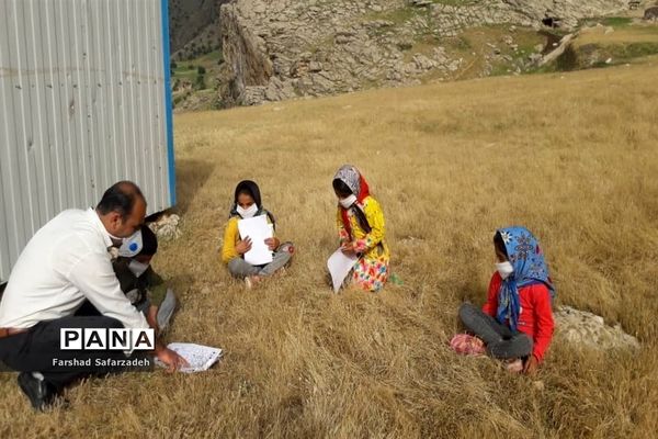 آموزش دانش‌آموزان عشایر همچنان ادامه دارد