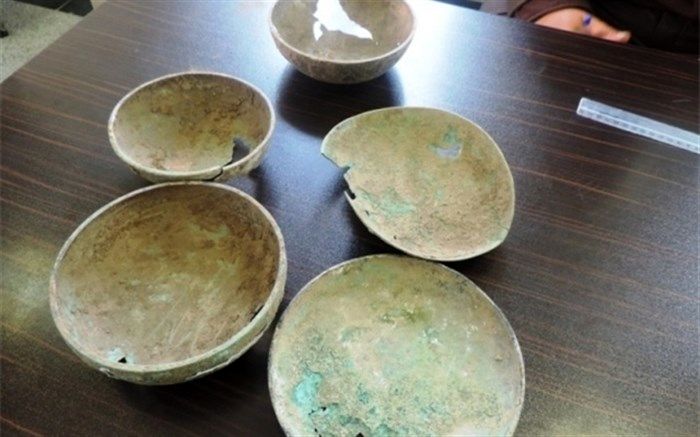 کشف ظروف سفالی و سکه‌های عتیقه در نیشابور