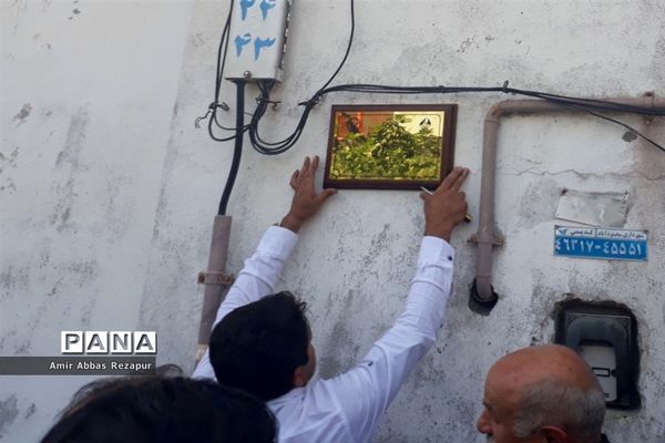 نصب پلاک افتخار المپین پهلوان حسین توکلی بر سردرب منزل