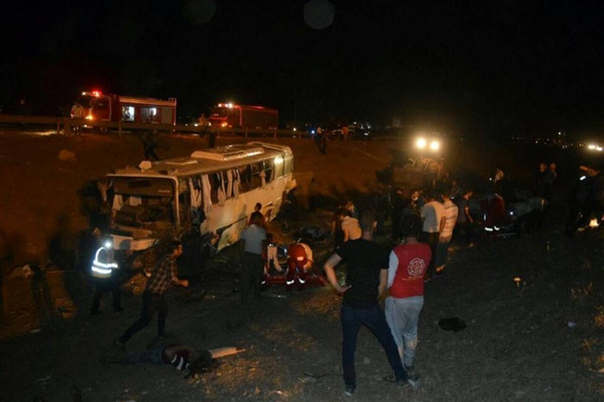یک کشته و 34 مصدوم در سانحه واژگونی اتوبوس کارکنان  شرکت ایران خودرو بینالود