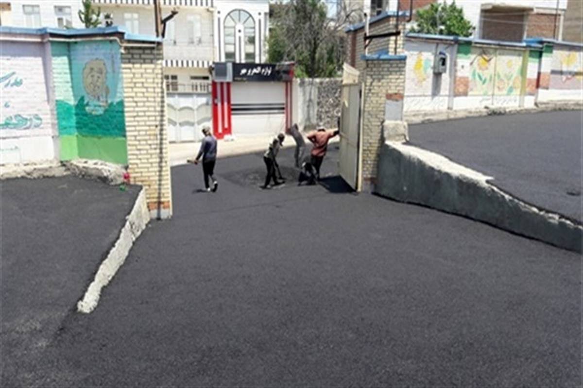 آسفالت حیاط مدرسه آزادگان نمین با همکاری شهرداری