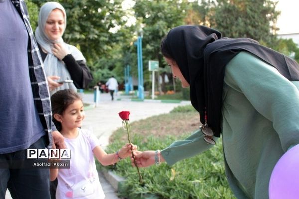 اهدای شاخه گل بین دختران خردسال در شهر ساری به مناسبت دهه کرامت