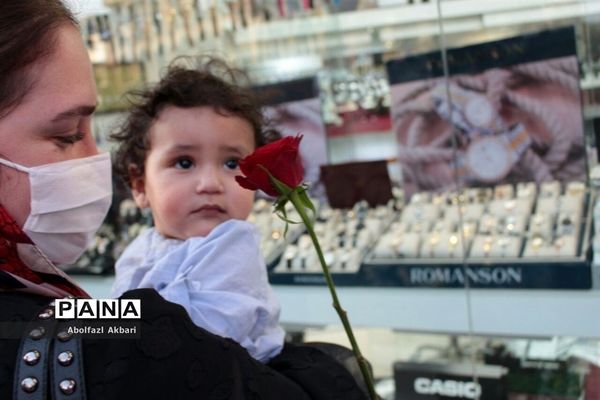 اهدای شاخه گل بین دختران خردسال در شهر ساری به مناسبت دهه کرامت
