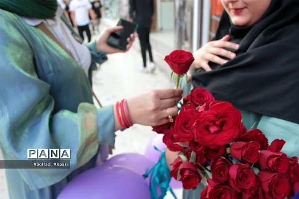 اهدای شاخه گل بین دختران خردسال در شهر ساری به مناسبت دهه کرامت