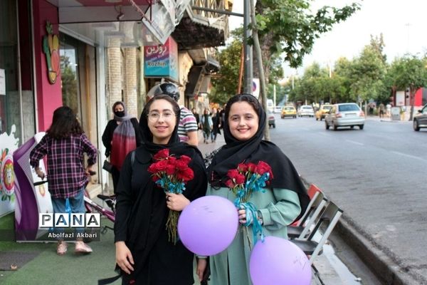 اهدای شاخه گل بین دختران خردسال در شهر ساری به مناسبت دهه کرامت