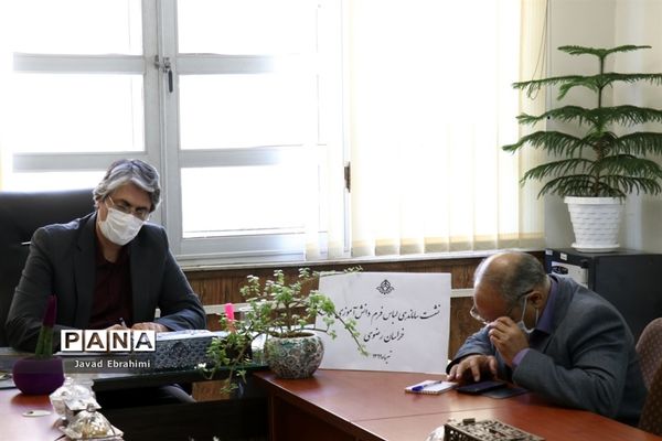 نشست ساماندهی لباس فرم دانش‌آموزی خراسان رضوی