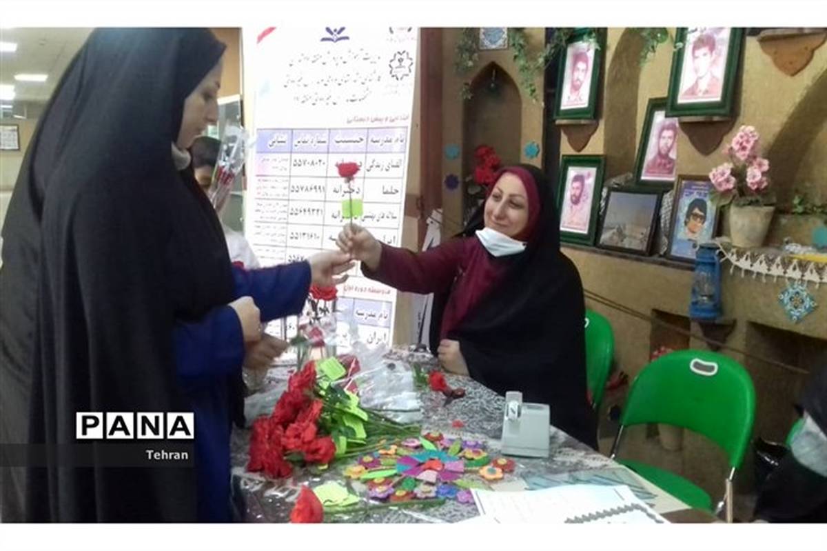 اهدای گل به مناسبت هفته ترویج فرهنگ عفاف و حجاب در منطقه۱۷