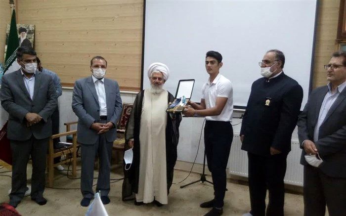 دانش آموز زنجانی مدال های ورزشی قهرمان جهان و آسیا را به آستان قدس رضوی اهدا کرد
