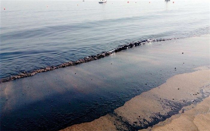 پاکسازی دو لکه نفتی در خلیج فارس