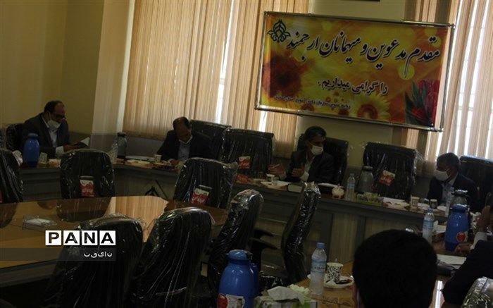 جلسه کارگروه پوشاک و  لباس فرم دانش آموزان در استان برگزار شد