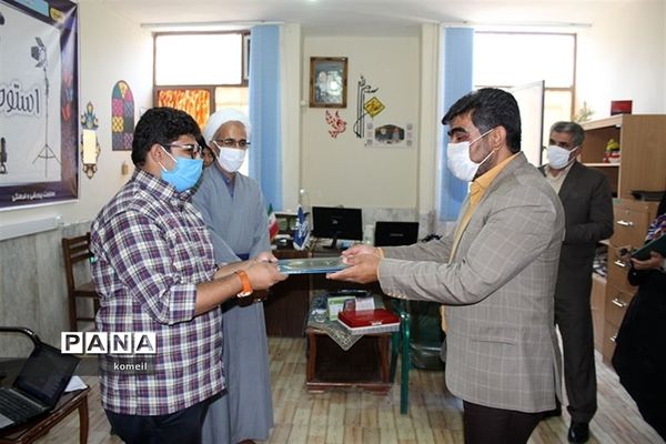 تجلیل از خبرنگاران پانا توسط رئیس سازمان دانش آموزی استان کرمان