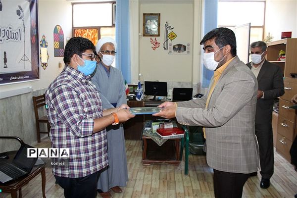 تجلیل از خبرنگاران پانا توسط رئیس سازمان دانش آموزی استان کرمان