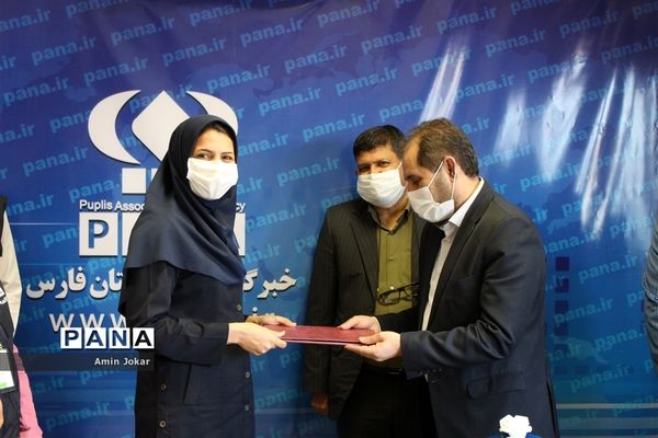 تجلیل مدیرکل آموزش و پرورش استان فارس و رئیس سازمان دانش‌آموزی استان از خبرنگاران پانا