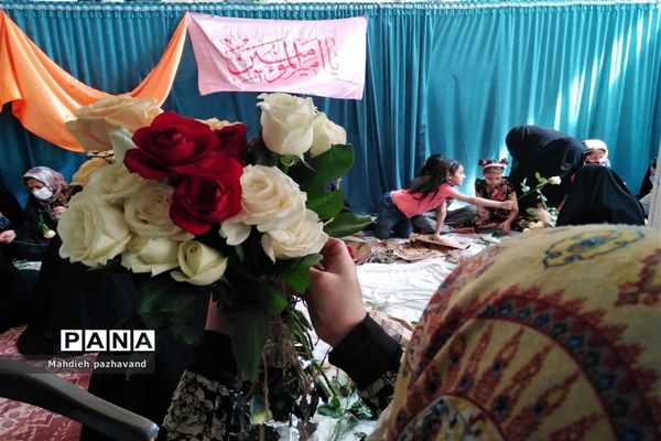 اهدای 1000 شاخه گل رزبه شهروندان شیرازی  به مناسبت عید غدیر