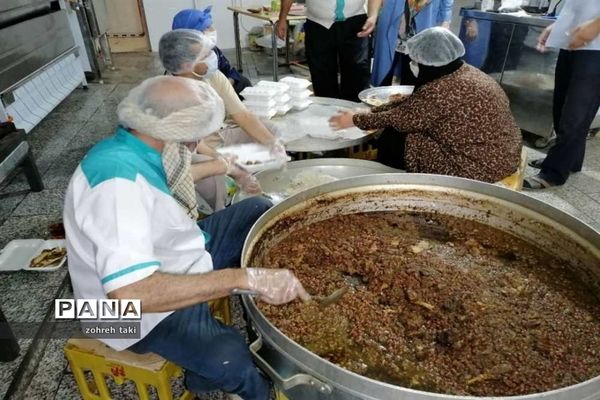 آماده سازی و توزیع غذا بین نیازمندان خراسان جنوبی