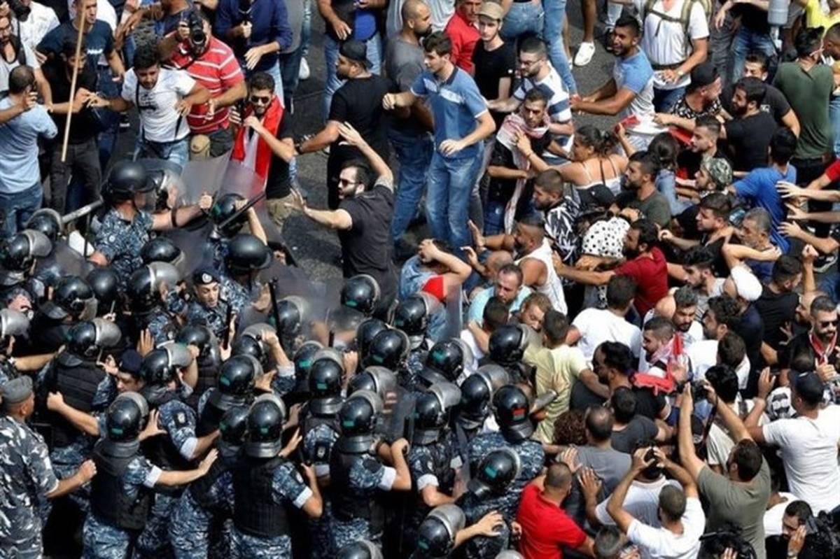 درگیری پلیس لبنان با تظاهرکنندگان؛ برخی وزارتخانه ها به دست معترضان تصرف شد + ویدئو