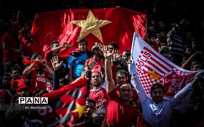 تجمع هواداران پرسپولیس مقابل ساختمان مجلس؛ صبرمان تمام شده دکتر باید برود