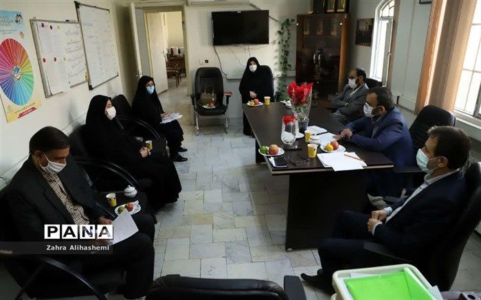 نشست  صمیمی معاونت پرورشی شهر تهران با اعضای  اداره مشاوره تربیتی در هفته بهداشت روان