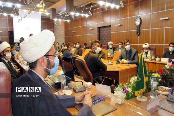 نشست کادر و اعضای اتحادیه انجمن های اسلامی  دانش آموزان استان خوزستان با مدیرکل آموزش و پرورش