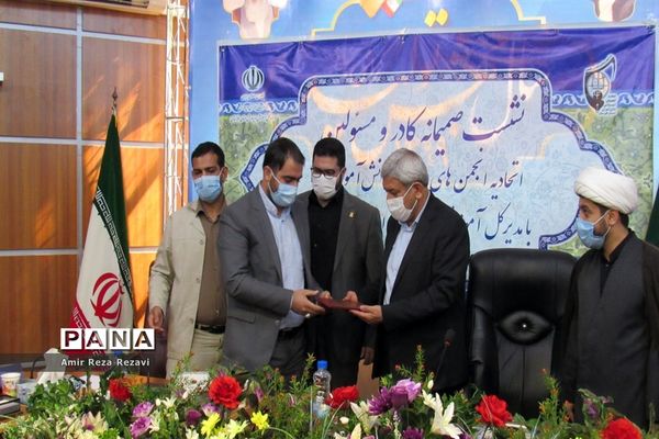 نشست کادر و اعضای اتحادیه انجمن های اسلامی  دانش آموزان استان خوزستان با مدیرکل آموزش و پرورش