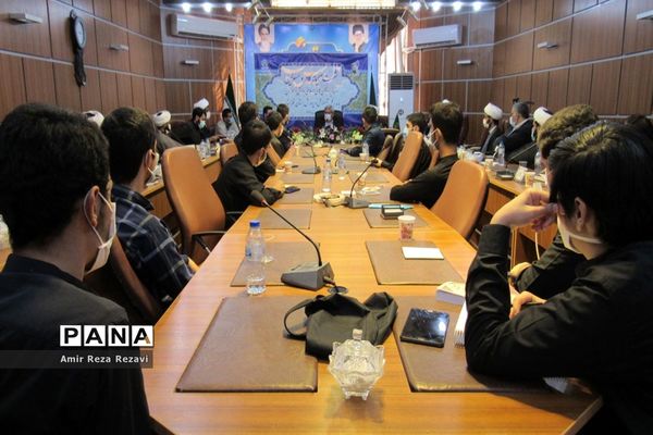 نشست کادر و اعضای اتحادیه انجمن های اسلامی  دانش آموزان استان خوزستان با مدیرکل آموزش و پرورش