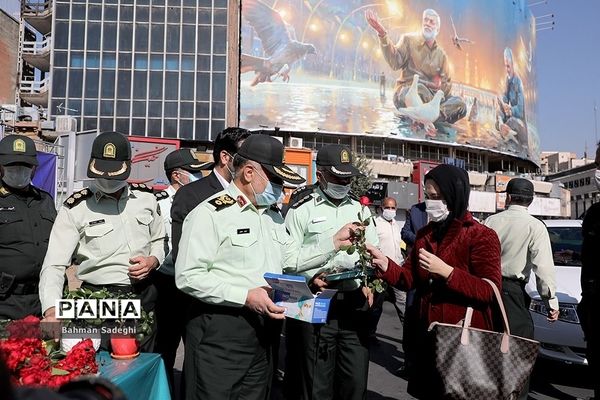 توزیع گل و ماسک در اولین روز از هفته ناجا