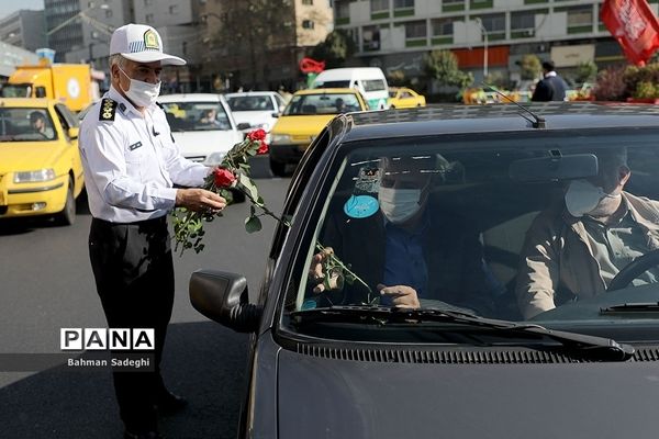 توزیع گل و ماسک در اولین روز از هفته ناجا