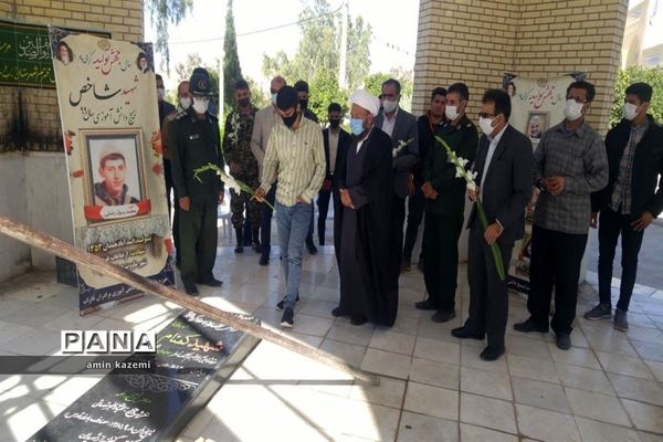 گلباران قبور شهدای گمنام شهرستان داراب  در اولین روز از هفته بسیج دانش آموزی