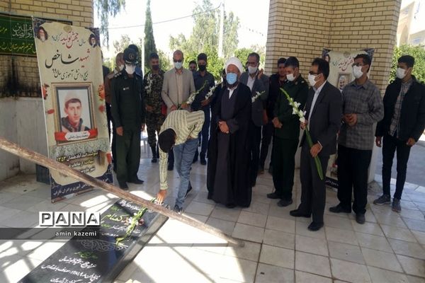 گلباران قبور شهدای گمنام شهرستان داراب  در اولین روز از هفته بسیج دانش آموزی