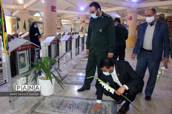 تجدید میثاق معاون پرورشی و فرهنگی اداره کل آموزش و پرورش استان بوشهر با شهدای دانش آموز و فرهنگی