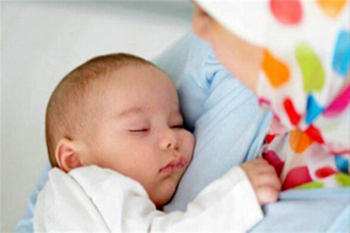 آیا کودک می‌تواند از شیر مادر مبتلا به‌ کرونا تغذیه‌ کند؟