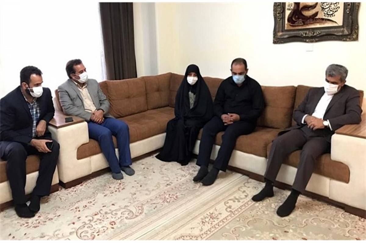 مدیرکل آموزش و پرورش استان البرز با خانواده شهید مدافع حرم ، شهید سلمانیان دیدار کرد