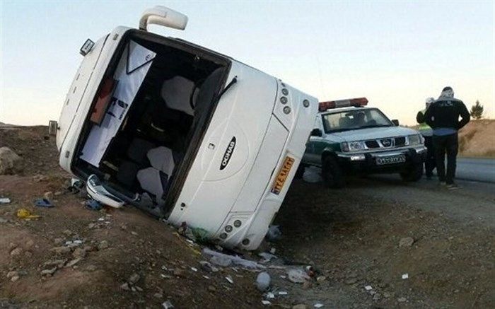 مصدوم شدن ۱۷ نفر در حادثه واژگونی اتوبوس