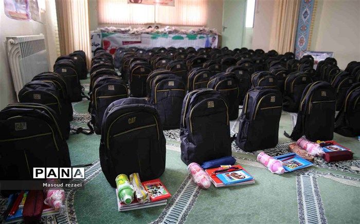 ۲۰۰بسته آموزشی در قالب کمک های مومنانه بین دانش آموزان بی بضاعت منطقه میانه توزیع شد