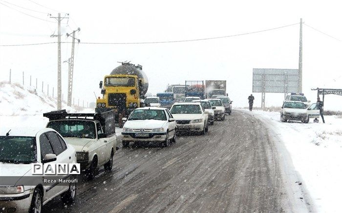 بارش برف و باران در جاده‌های۱۴ استان