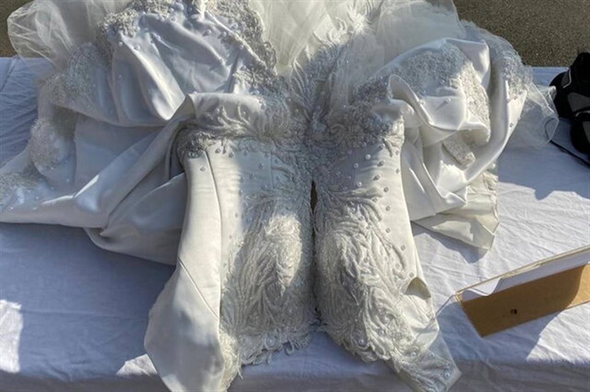 کشف یک لباس عروس آغشته به ماده مخدر شیشه + تصویر