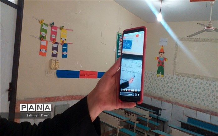 اهدای 7 گوشی هوشمند به دانش‌آموز اتباع و ایرانی