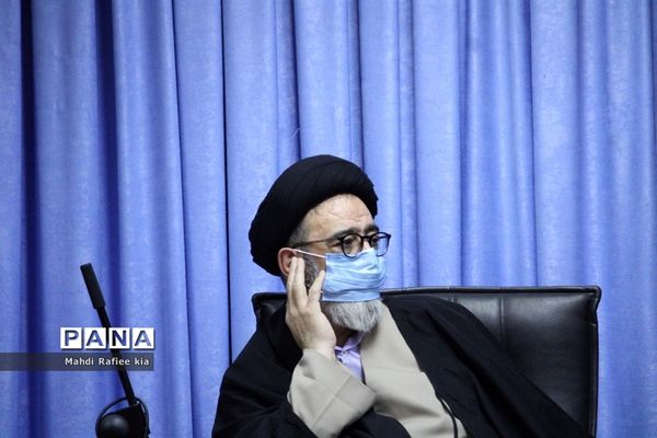 دیدار مدیرکل آموزش و پرورش آذربایجان شرقی و کارکنان معاونت سوادآموزی اداره‌کل با نماینده ولی فقیه در استان